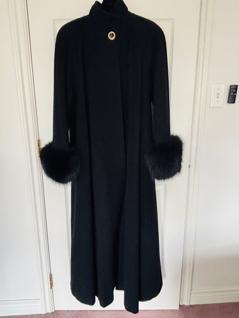 Hugo Nicholson Boutique Black Wool & Cashmere Coat with Fur Cuffs & Pockets